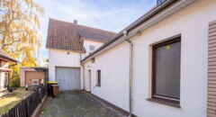 Linke Seitenansicht mit Garage