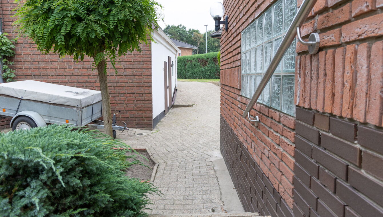 Zugang Hof Garage