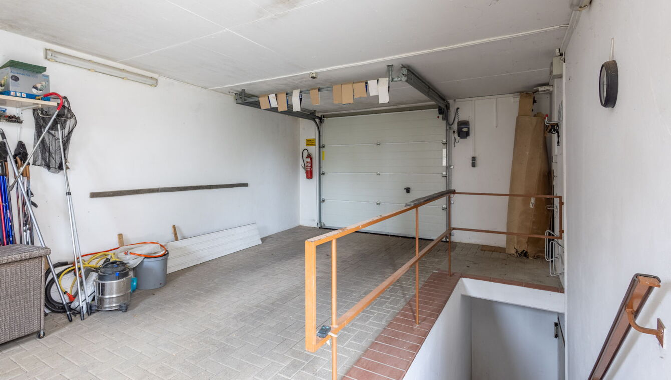 Garage mit Zugang Garten u. Keller