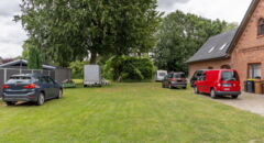 separates Flurstück links neben dem Haus