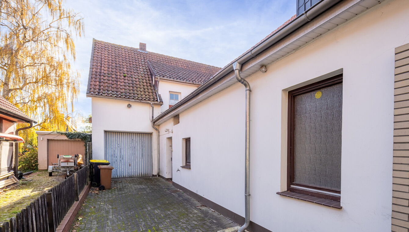 Linke Seitenansicht mit Garage