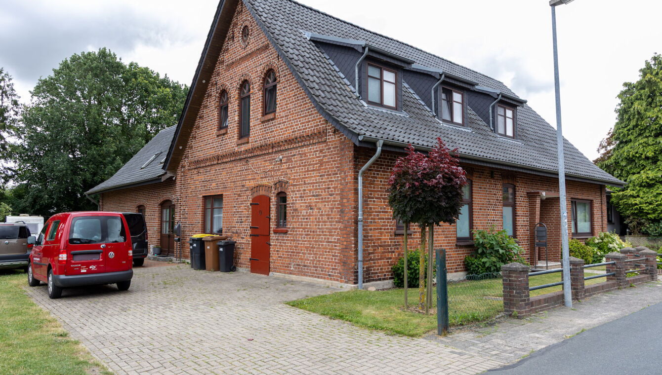 Straßenansicht links mit Eingang Whg. hinten