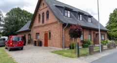 Straßenansicht links mit Eingang Whg. hinten