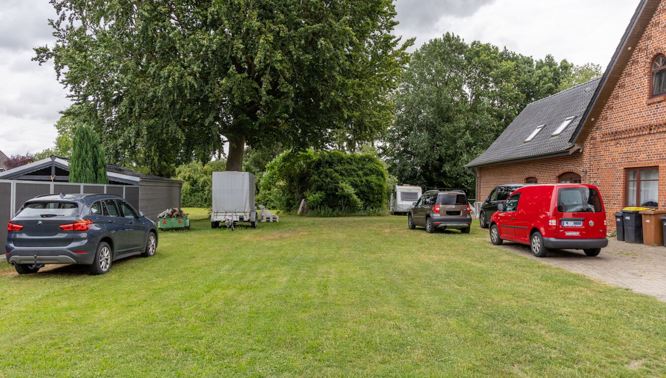 separates Flurstück links neben dem Haus