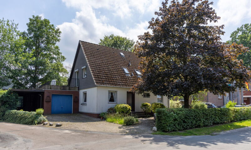 Solides Einfamilienhaus mit Dachterrasse, Garage und Garten 