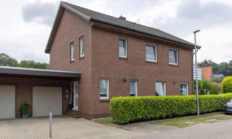 Gepflegtes Zweifamilienhaus
in ruhiger naturnaher Lage von Barrien
